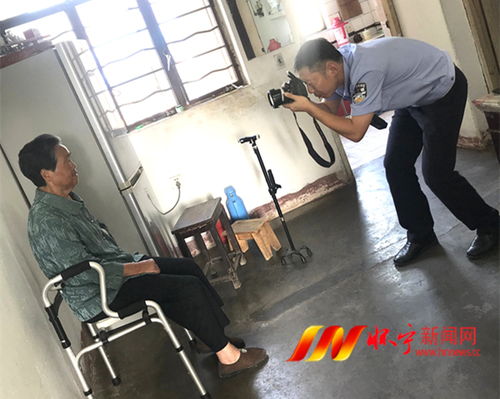 民警上門服務 便民攝影擴印助力證件辦理