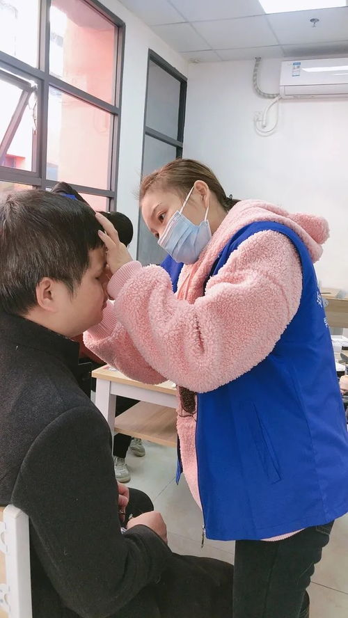 攜手定格溫暖 愛心妝點笑容——區殘協聯合我?；瘖y班為殘障家庭拍攝公益全家福
